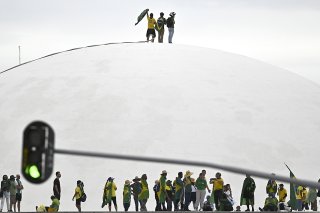 Des milliers de personnes ont déferlé le 8 janvier sur la place des Trois pouvoirs à Brasilia, protestant contre l'investiture du président de gauche Luiz Inacio Lula da Silva (archives).
